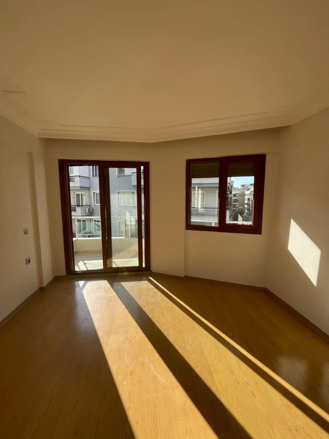 KARŞIYAKA YALI’DA OTOPARKLI VE ASANSÖRLÜ 2+1