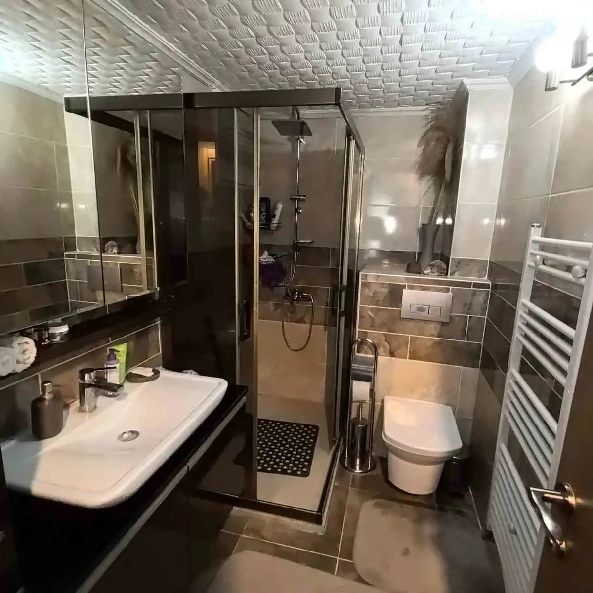 OSMANGAZI MAHALLESINDE SICAK UYGUN FIYATLI BIR YAŞAM ALANI