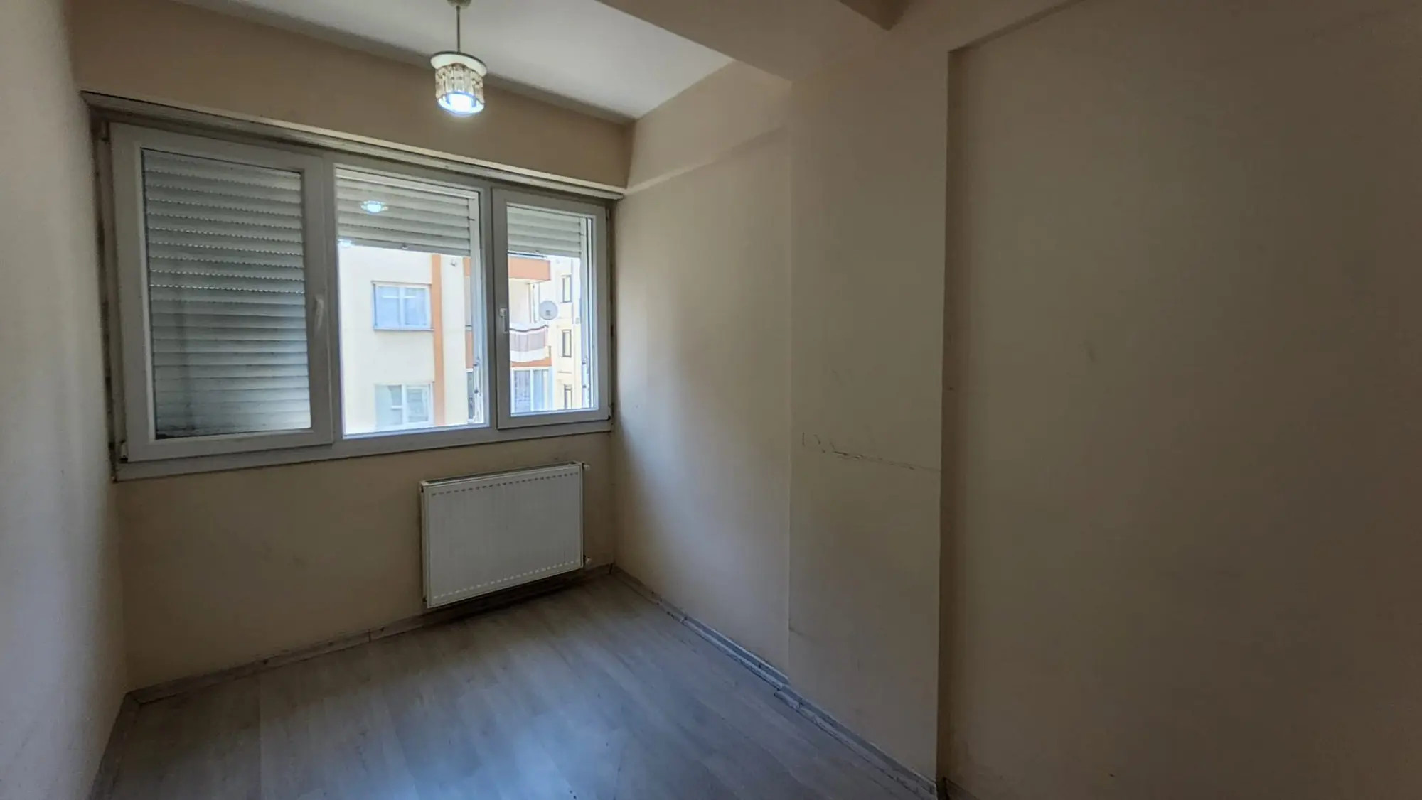 BAYRAKLI'DA GÜNEŞİ VE KONFORU BİR ARADA SUNAN 2+1 SATILIK DAİRE