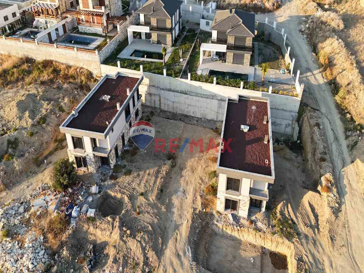 FOÇAKÖY'DE HAVUZLU 4+1 SATILIK VILLA