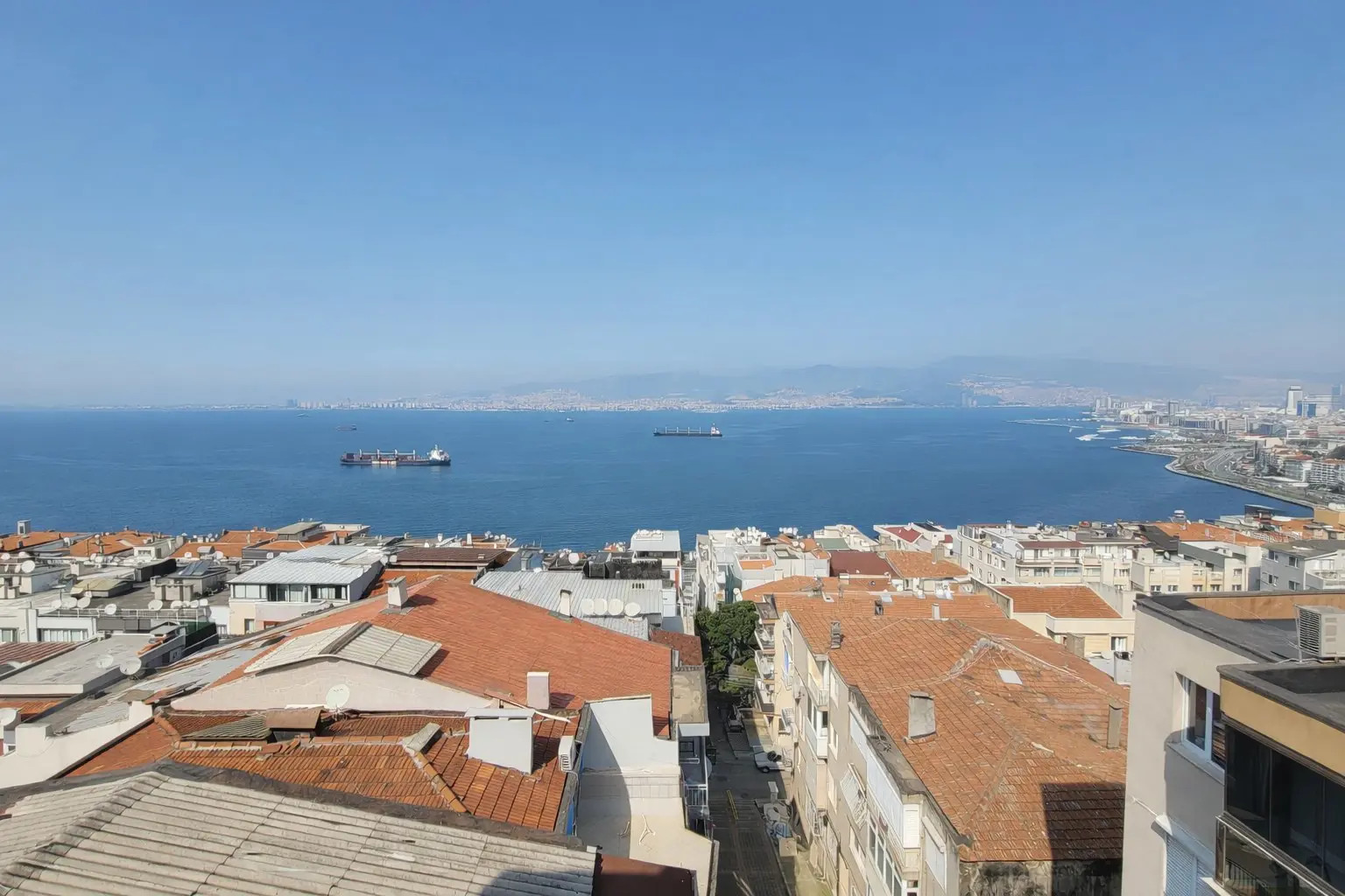 MUHTEŞEM DENİZ MANZARSINA SAHİP SATILIK 2+1 DAİRE